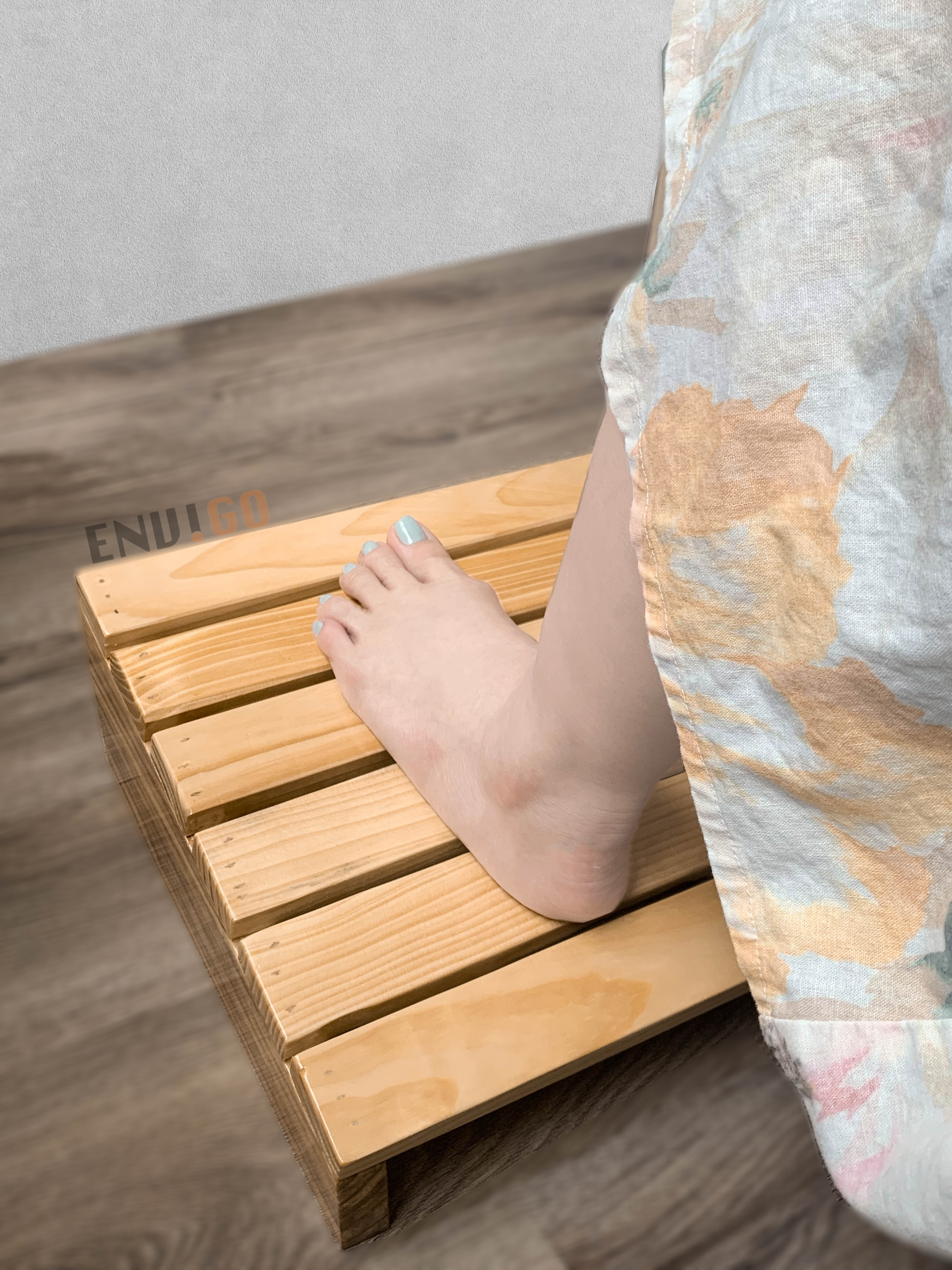 Ghế kê chân văn phòng bằng gỗ thông chống đau mỏi chân