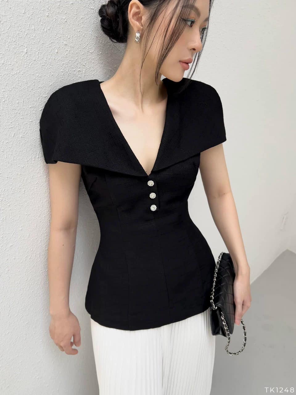 Áo peplum cổ V 3 nút kiểu tay bồng có 2 màu trắng, đen
