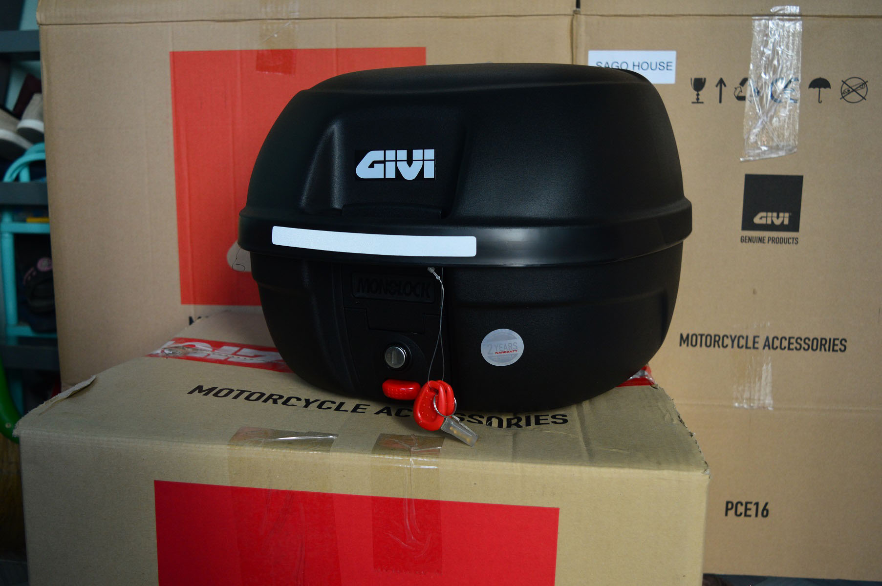 Thùng Givi E26N kèm đế, ốc gắn, thùng Givi 26 lit gắn sau xe máy