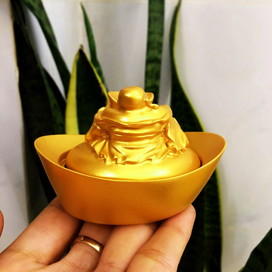 Thỏi vàng phong thủy trang trí chiêu tài lộc may mắn, Tượng Phật Di Lặc ngồi trên thỏi vàng để bàn làm việc dài 8 cm siêu bền TPTPT060