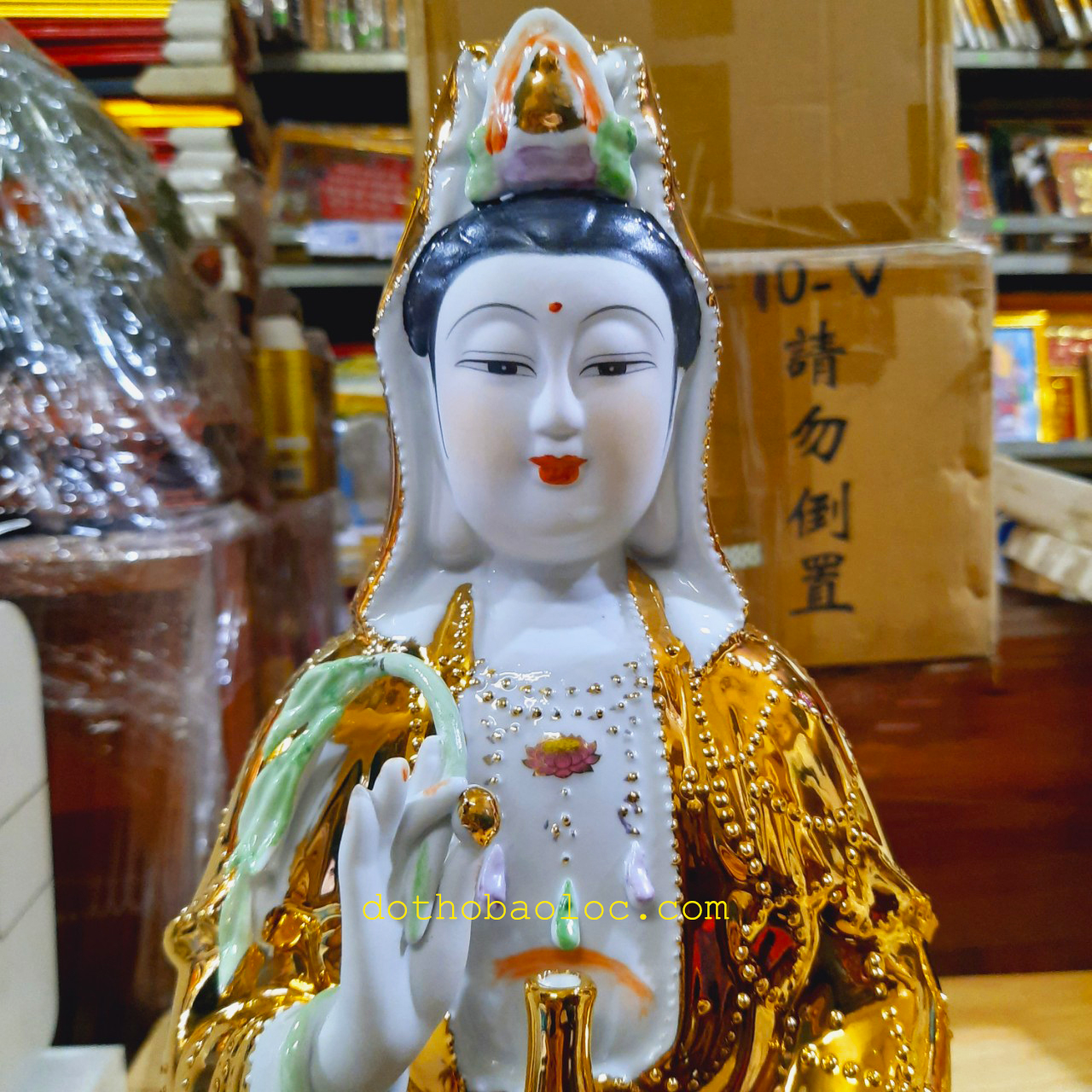 Tượng Quan Âm gốm sứ cao cấp màu vàng ngồi trên đài sen 2 cỡ cao: 40cm và 45cm