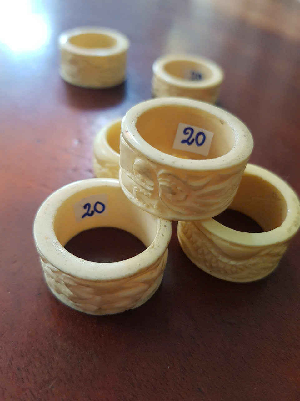 Nhẫn Càn Long Chạm Rồng Nam Giả Ngà hay Xương Mỹ Nghệ màu trắng Ni 20mm Cao 14mm Dầy 3mm Dành Cho Các Anh Nam đeo nhẫn ngón tay cái hay bất kỳ ngón tay nào ni lọt vừa tay là 20mm rẻ vẫn đẹp như thường ạ