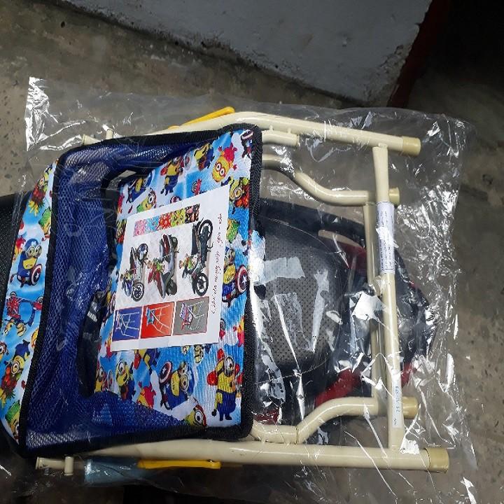 Dụng cụ ghế ngồi xe máy cho bé ra ngoài bằng sắt sơn tỉnh điện có vòng sắt bảo vệ, xếp gọn đươc, yên ngồi to,