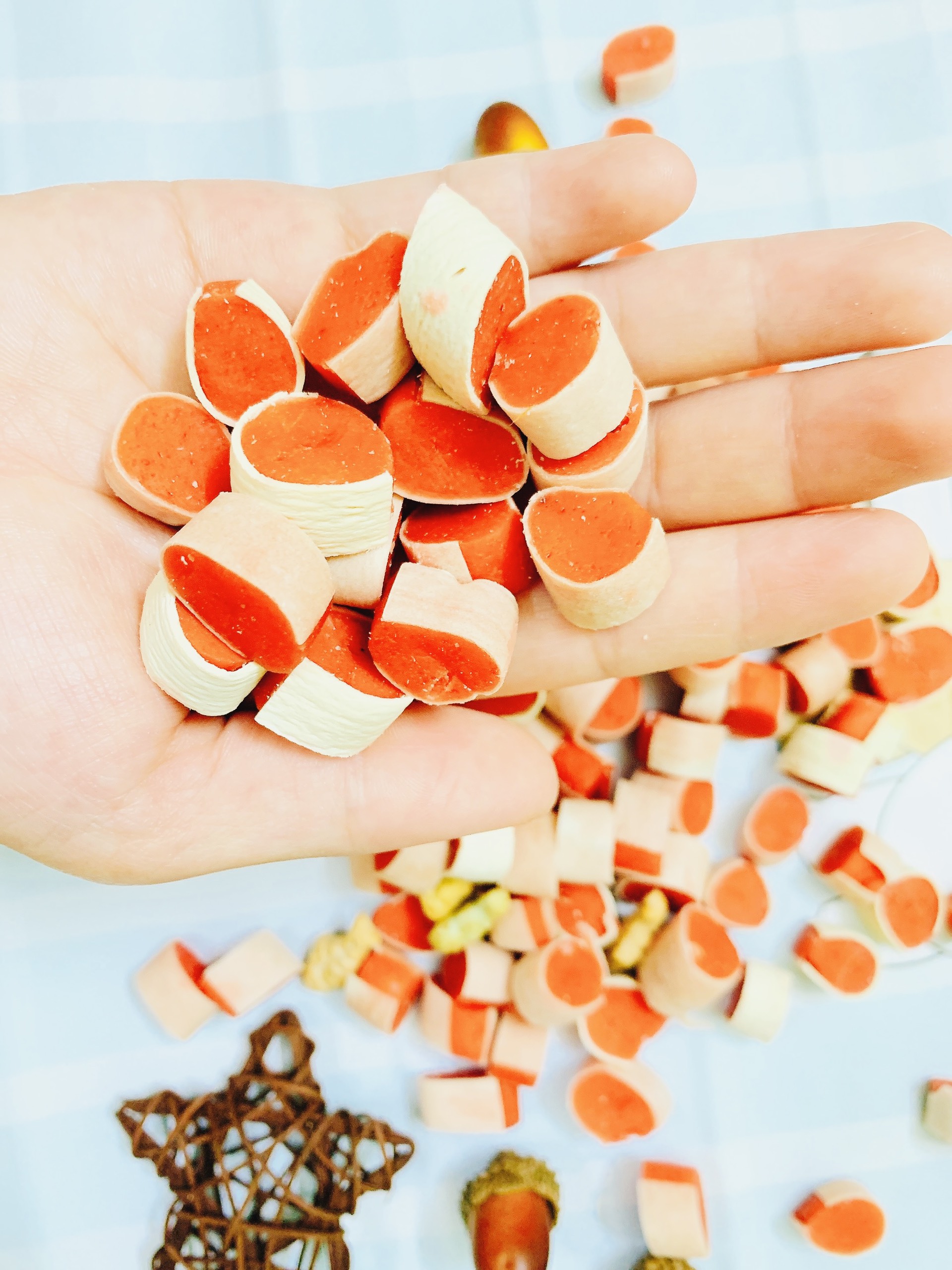 BÁNH THƯỞNG BÒ CUỘN SUSHI DẠNG VIÊN CAO CẤP CHO CHÓ 50GRAM
