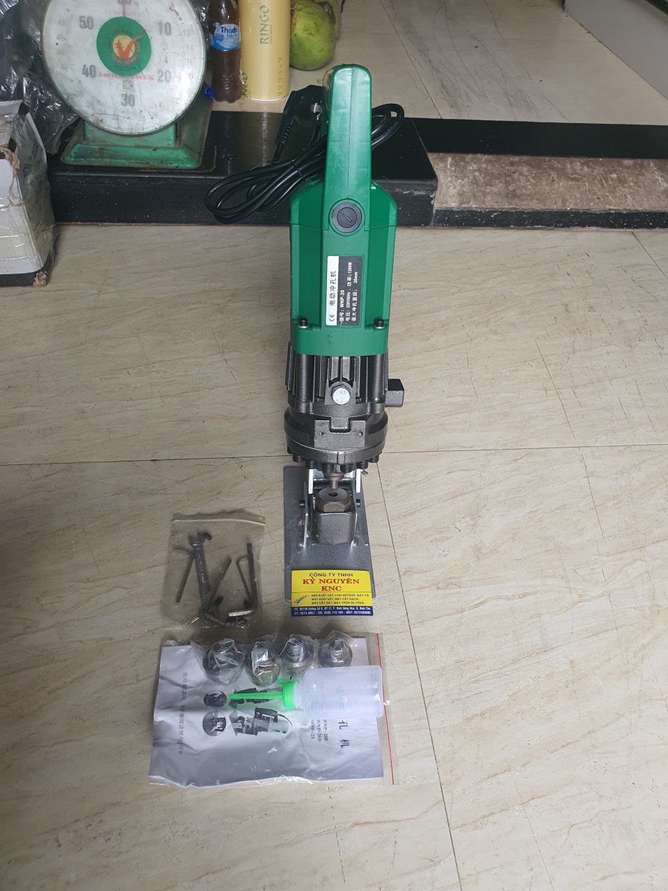 Máy đột lỗ thủy lực cầm tay phi 20