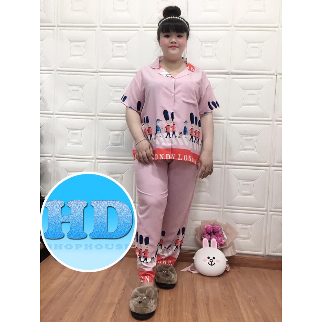 Đồ bộ satin bigsize nữ. Đồ bộ lụa hàn bigsize nữ. Đồ bộ bigsize satin. Đồ bộ bigsize lụa hàn. Đồ bộ nữ từ 70kg trở lên. Đồ bộ pijama TNQD. Đồ bộ pyjama TNQD. Đồ bộ pizama TNQD. Đồ bộ mặc ngủ nữ. Đồ bộ mặc nhà nữ. Đồ bộ TNQD.