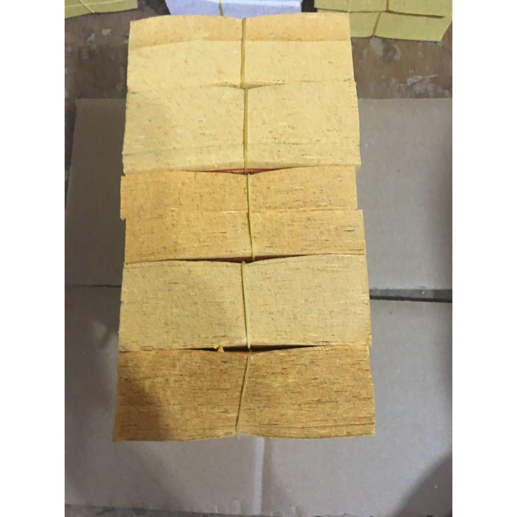 Một xấp giấy giảng sanh trong thờ cúng