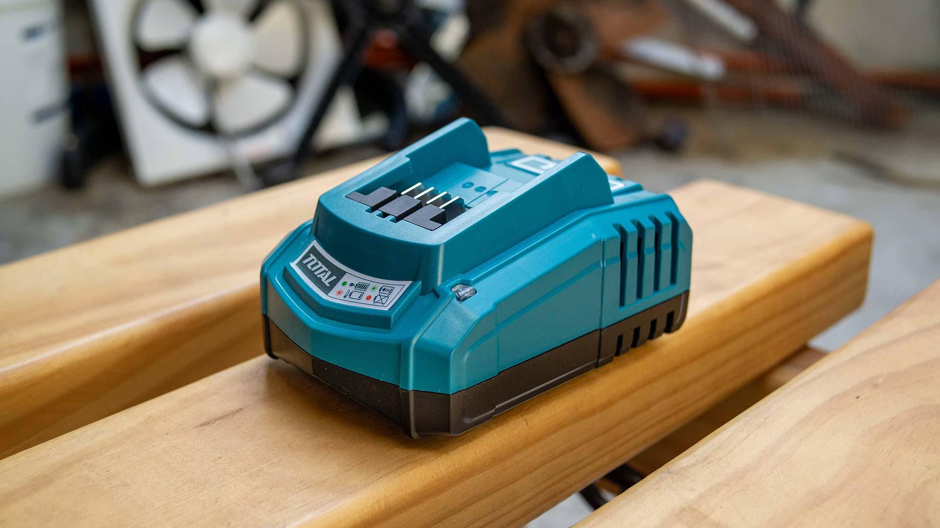 SẠC LI-ION 20V OUTPUT 2.0AMPE TOTAL TFCLI2001 - HÀNG CHÍNH HÃNG