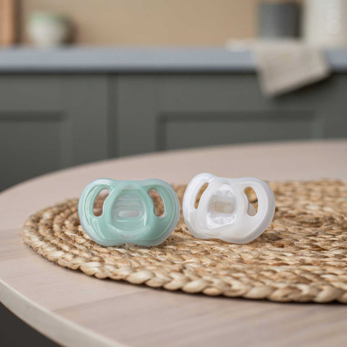 Ty ngậm silicon siêu nhẹ cho bé Tommee Tippee Ultra Light 0-6 tháng - Xanh dương/Trắng