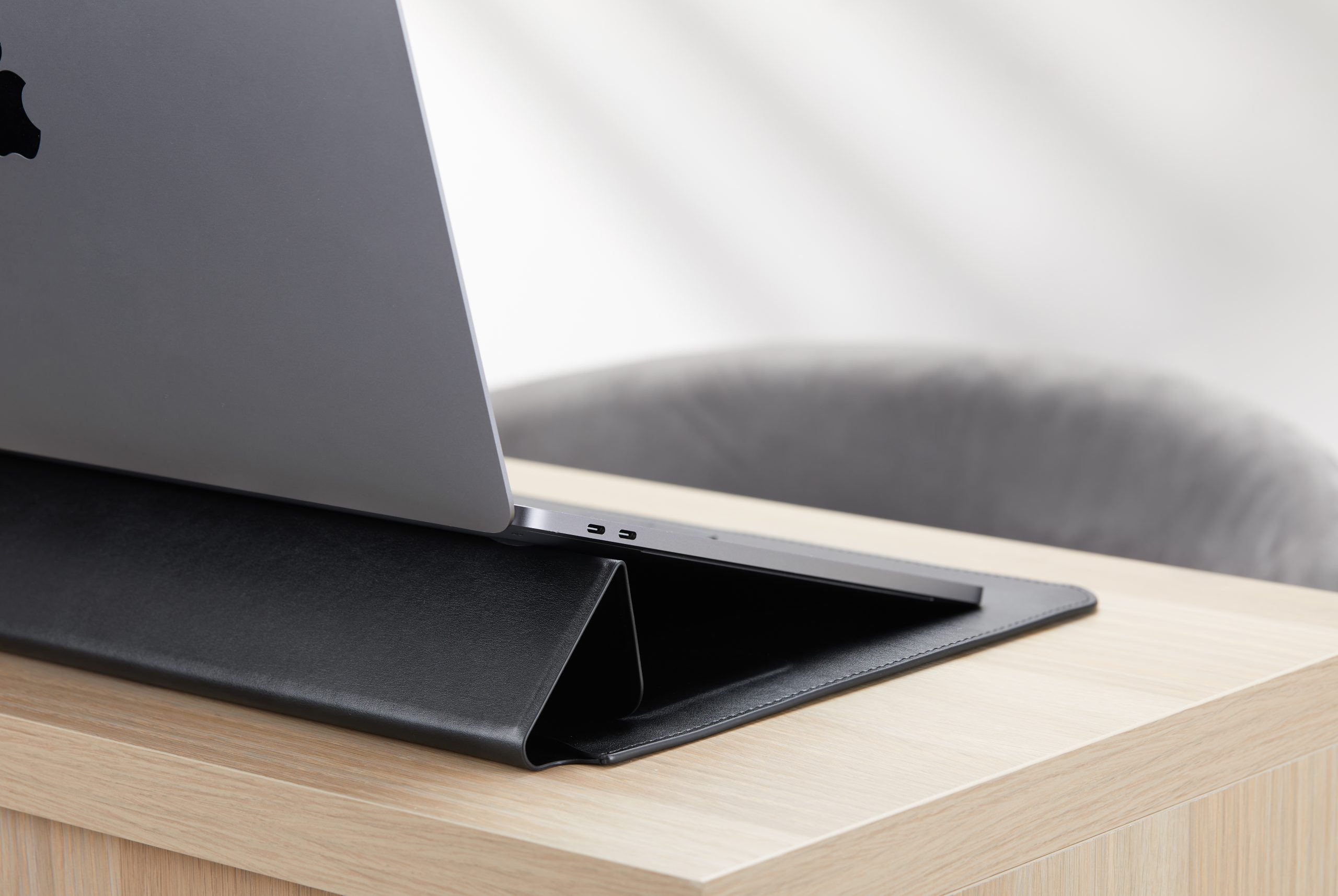 Túi chống sốc HYPER Hypershield Stand & Go Sleeve dùng cho Macbook Pro/ Air 13″/ 14″ bằng da PU có thể dựng thành giá đỡ laptop Hàng Chính Hãng