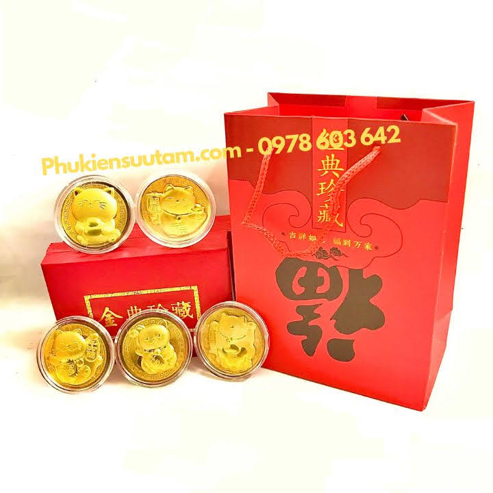 Hộp Đồng Xu Hình Con Mèo Thần Tài Mạ Vàng Túi Phúc - kích thước: 11.5cmx8.5cmx3.5cm, màu đỏ - SP005919