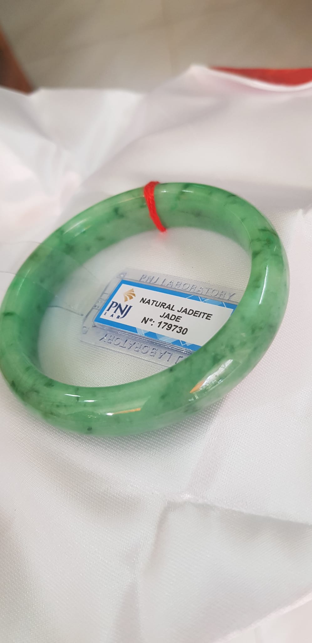 Vòng Cẩm Thạch tự nhiên Vip Bản Hẹ ĐL Ni 56mm x Cao 12mm x dầy 7,8mm Vòng kiểm định P No 179730 màu Xanh Lý Đều bóng vân đậu lý cưng quá mượt đẹp Nữ mệnh Mộc Thủy Hỏa cân nặng 54kg - 63kg đeo rất đẹp sang tay ạ
