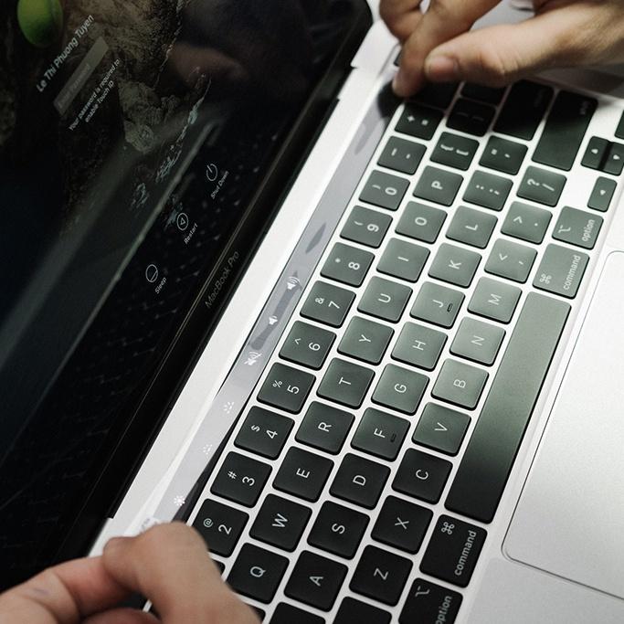 Miếng Dán Thanh Cảm Ứng Touchbar Chống Trầy Cho Mac Book Pro