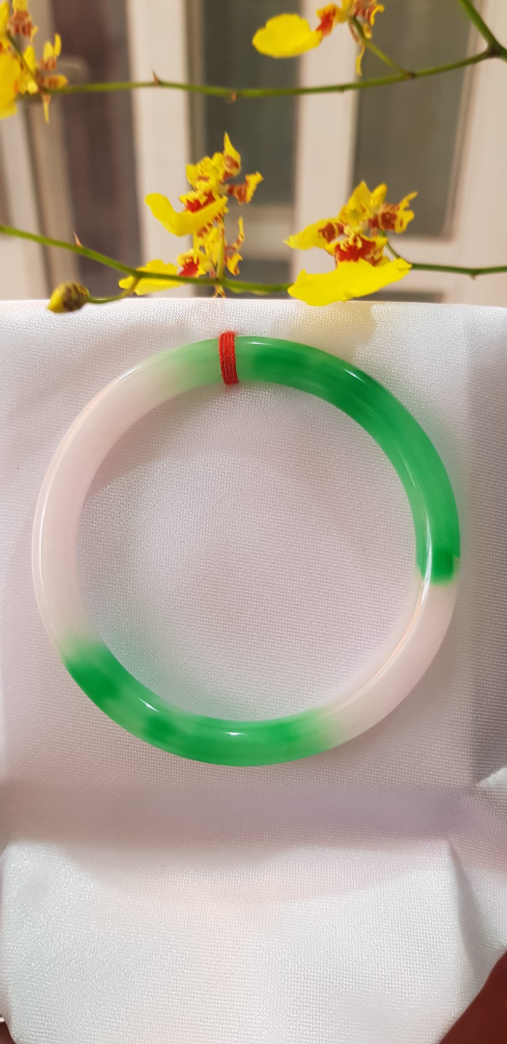 Vòng tay đá Cẩm Thạch mới TR Lý 51mm x cọng 6,2mm Màu Xanh lý 2 bên trắng đều đẹp Nữ 50kg - 53kg đeo lên xinh tay lắm luôn ạ món quà tặng ý nghĩa ạ