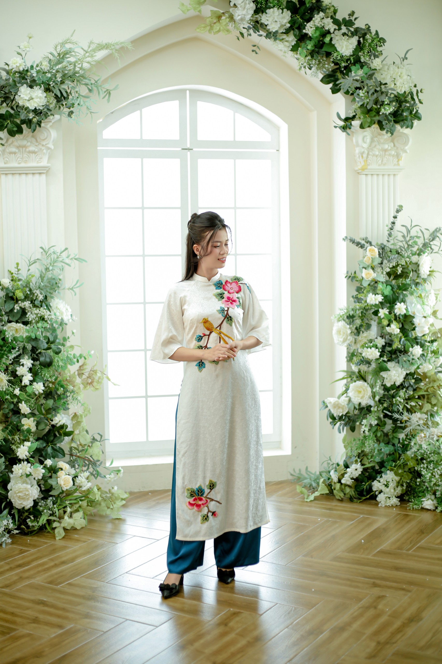 Áo dài thiết kế trắng suồng kết hoa ( size L)