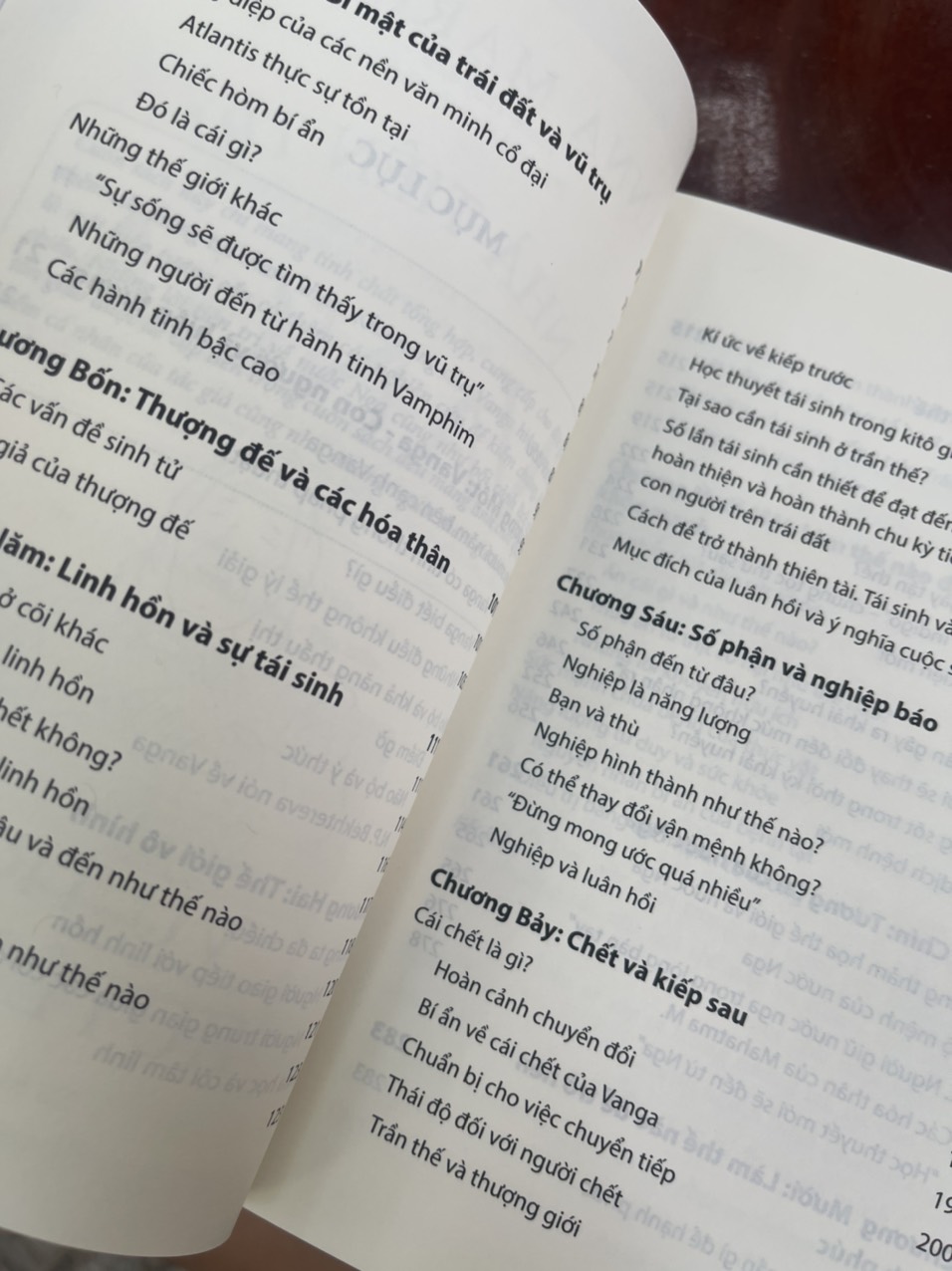 NHÀ TIÊN TRI VANGA VÀ VŨ TRỤ HUYỀN BÍ - Anna Marianis – Thanh Thuý dịch – Phương Liên  hiệu đính – Thái Hà books – NXB Thế Giới