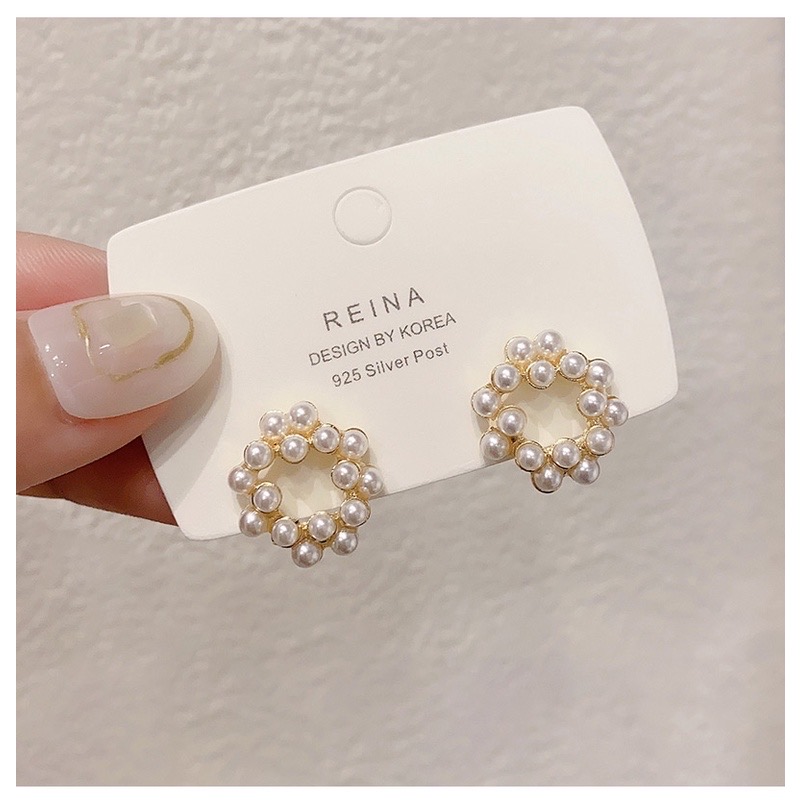 Khuyên tai tròn đính ngọc trai nhân tạo sang chảnh