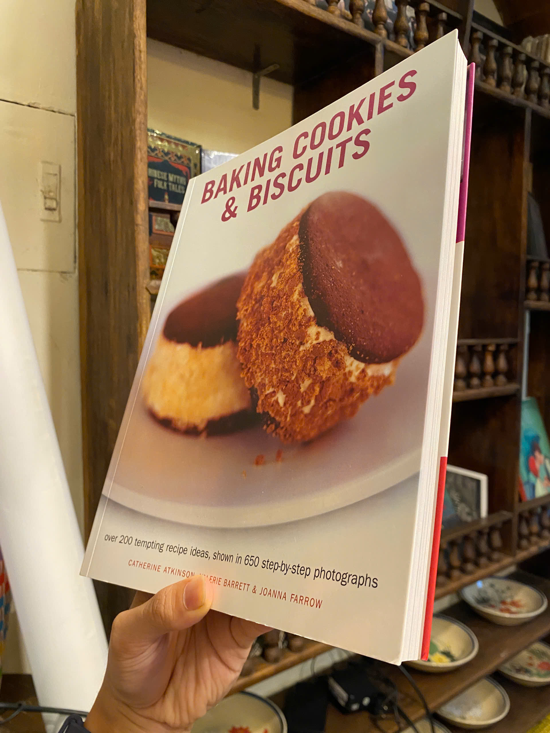 Sách - Baking Cookies &amp; Biscuits by Catherine Atkinson - Dạy nấu ăn tiếng Anh/Cookbook in English