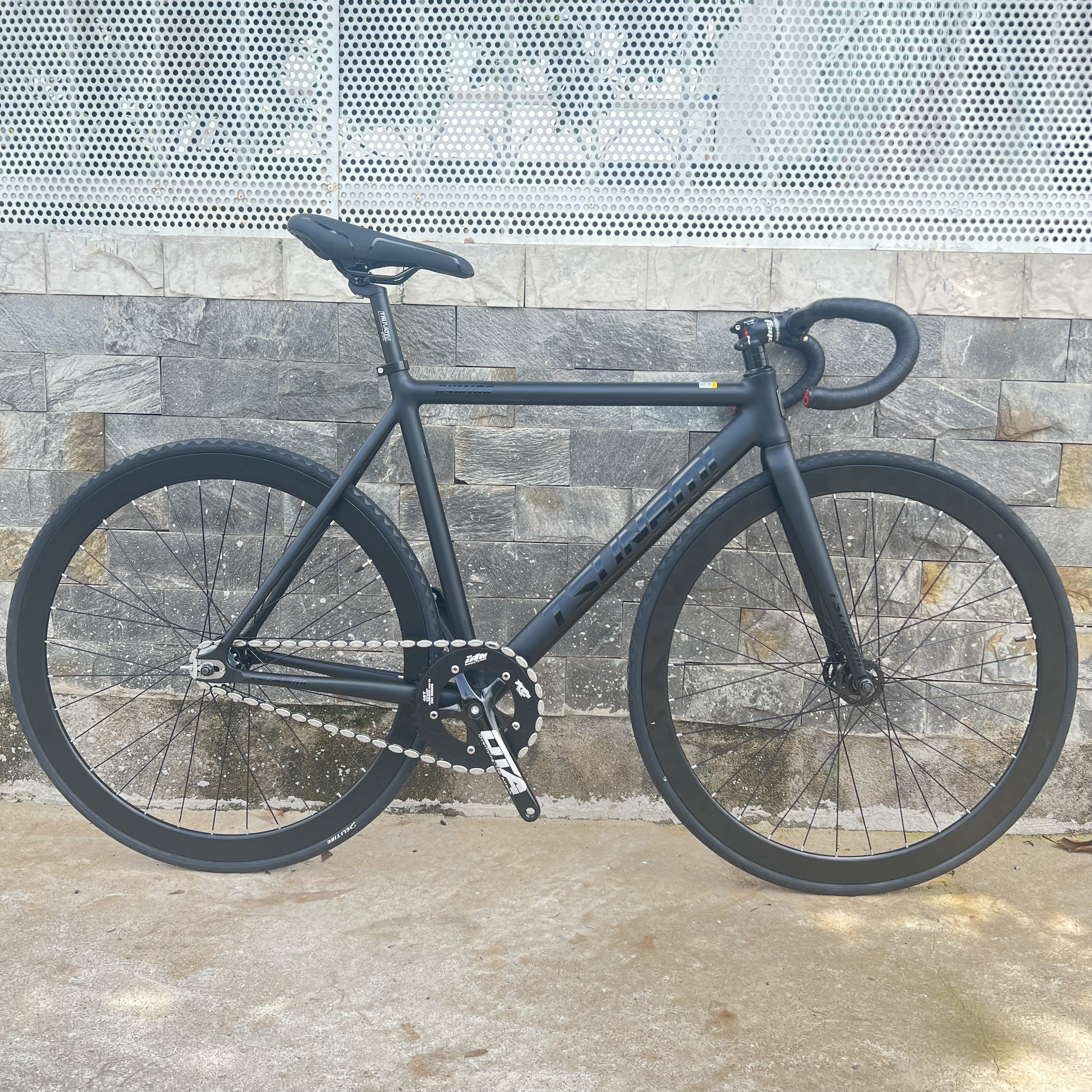 Xe đạp fixed gear TSUNAMI SNM100 nâng cao - Đen nhám chữ đen