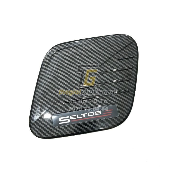 Ốp nắp đậy bình xăng KIA Seltos 2020 vân Carbon