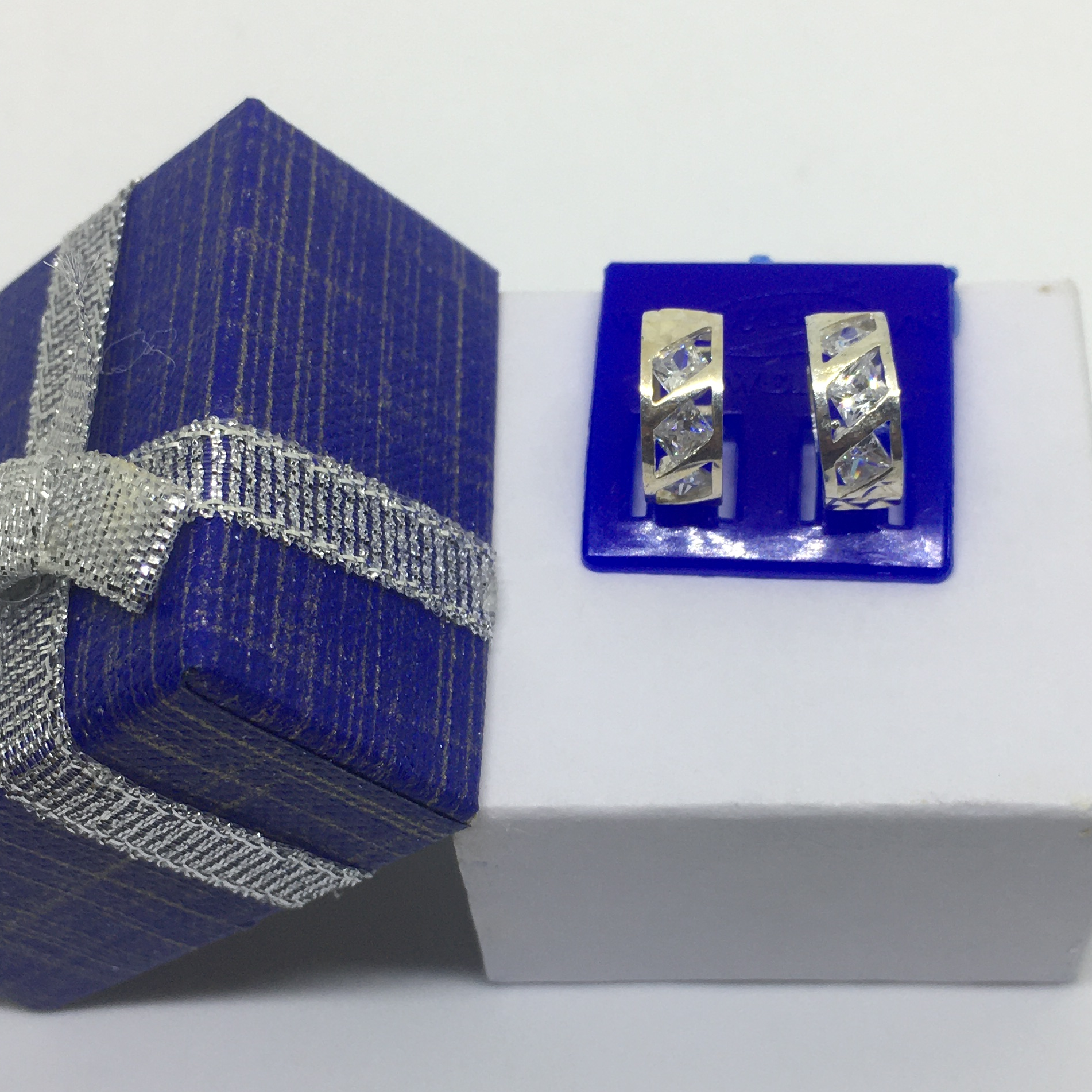 Bông tai cong gắn đá