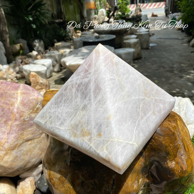 Đá phong thủy kim tự tháp NHASAN T714 nặng 8kg, cao 16cm x ngang 21cm