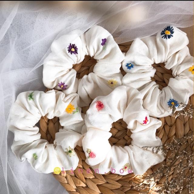 Scrunchies trắng thêu hoa theo tone màu