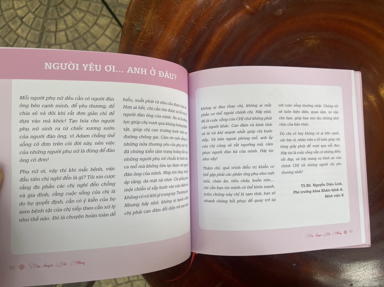 (Bìa cứng) CÂU CHUYỆN NƠ HỒNG – Gửi đến bạn câu chuyện của những người đã và đang đ.i.ề.u t.r.ị ung thư vú – Nguyễn Thị Xuyên, Trần Thị Thanh Hương và Nguyễn Bá Tĩnh chủ biên – Thái Hà – NXB Công Thương 