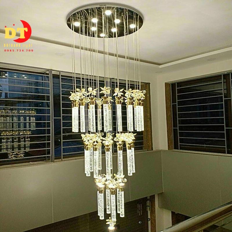 Đèn thả phòng khách thông tầng hiện đại, cầu thang HTLQ
