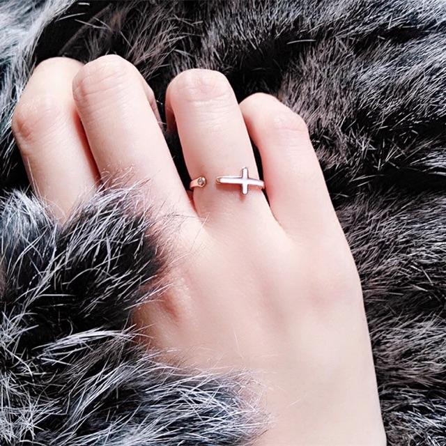 Nhẫn titan thánh giá trắng đen
