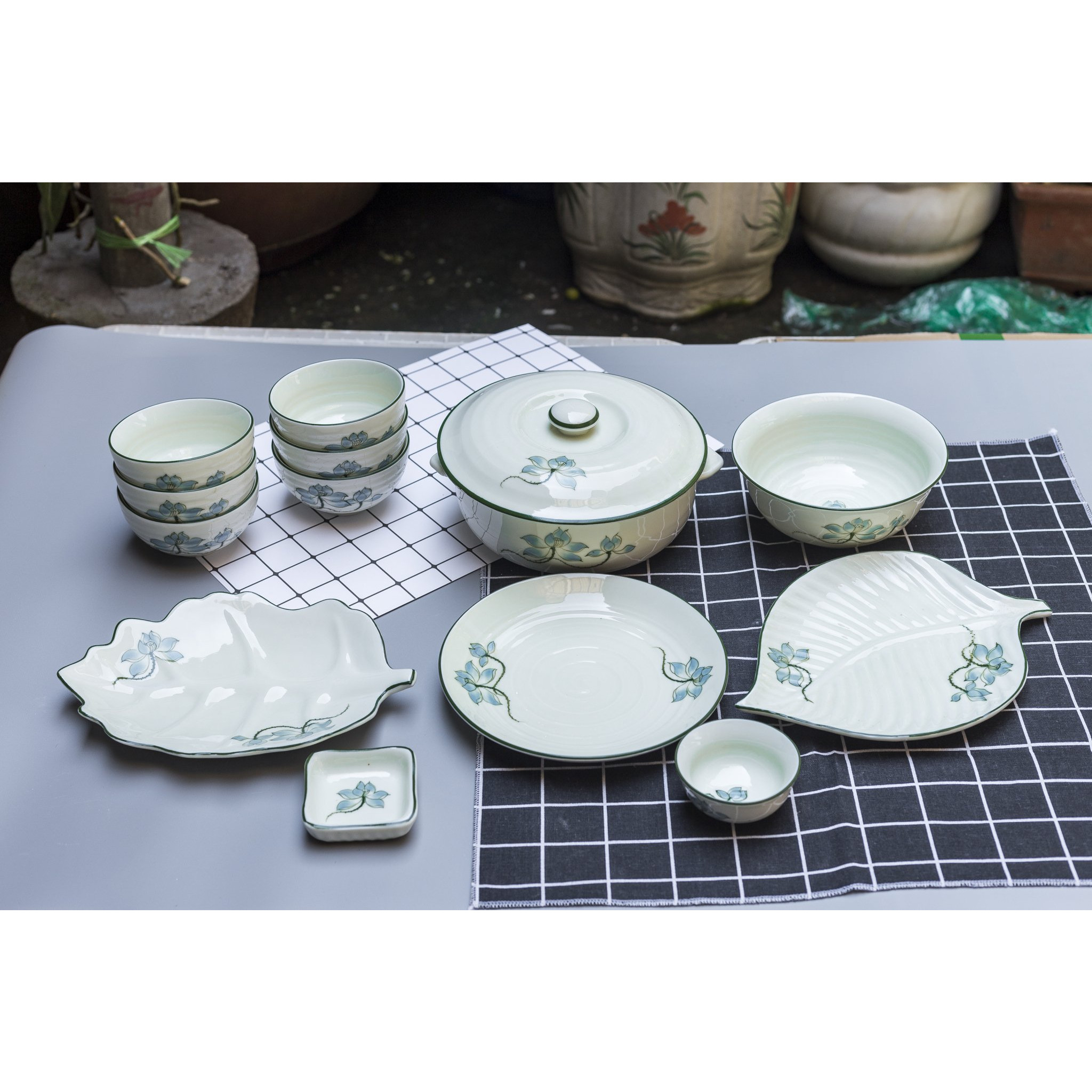 Bộ sản phẩm đồ ăn vẽ hoa sen gốm sứ Bát Tràng