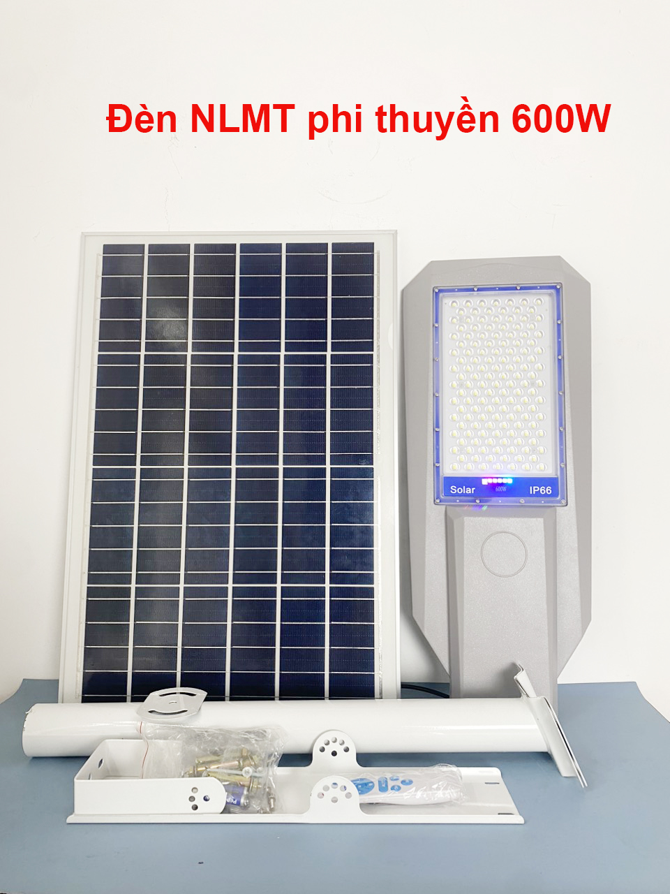 Đèn năng lượng mặt trời phi thuyền 600W,Vỏ nhôm nguyên khối ,Tấm pin rời , Ánh sáng trắng.