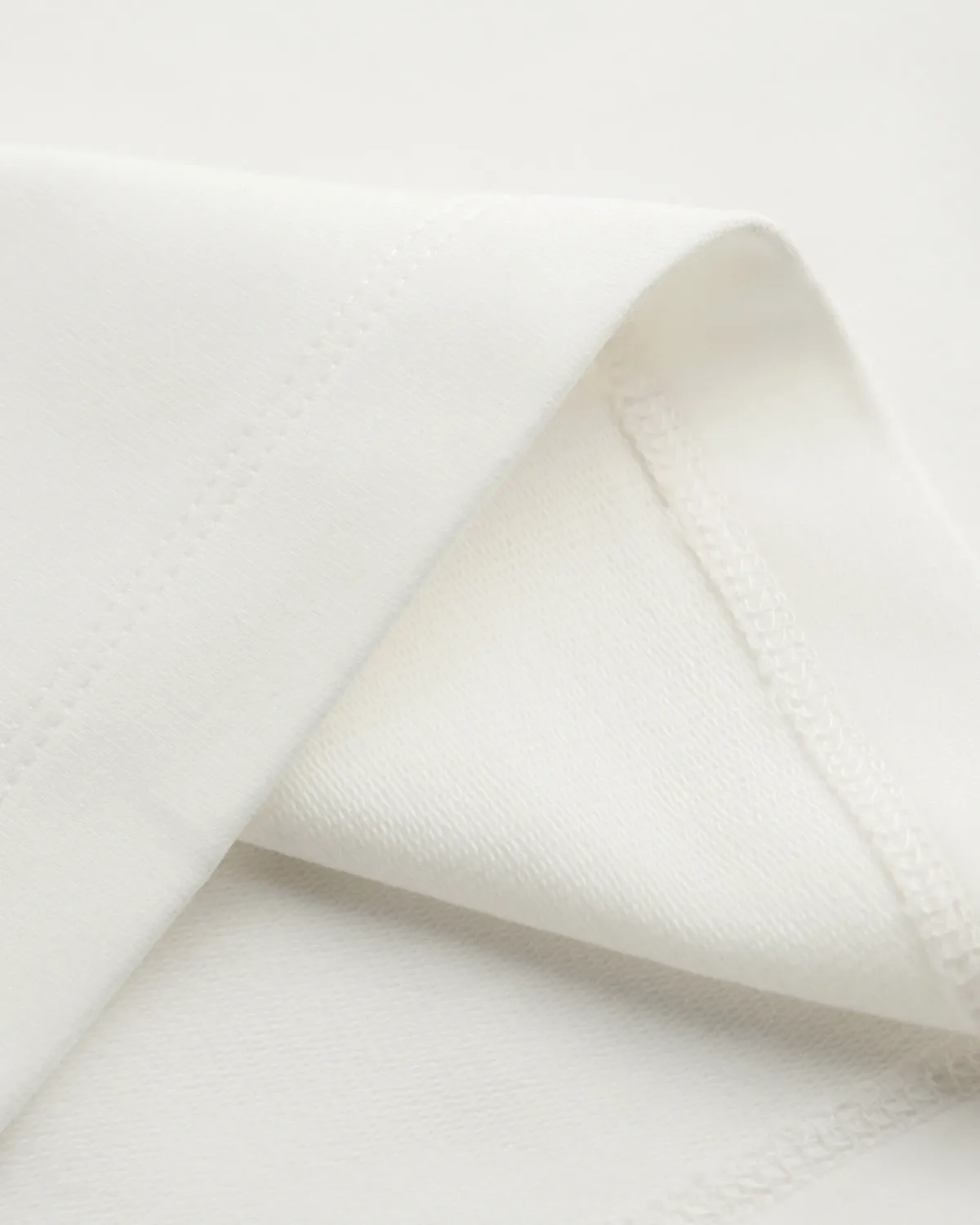 Áo thun tay ngắn nam nhãn trang trí giữa ngực Form Fitted - ROUTINE 10F25TSS002