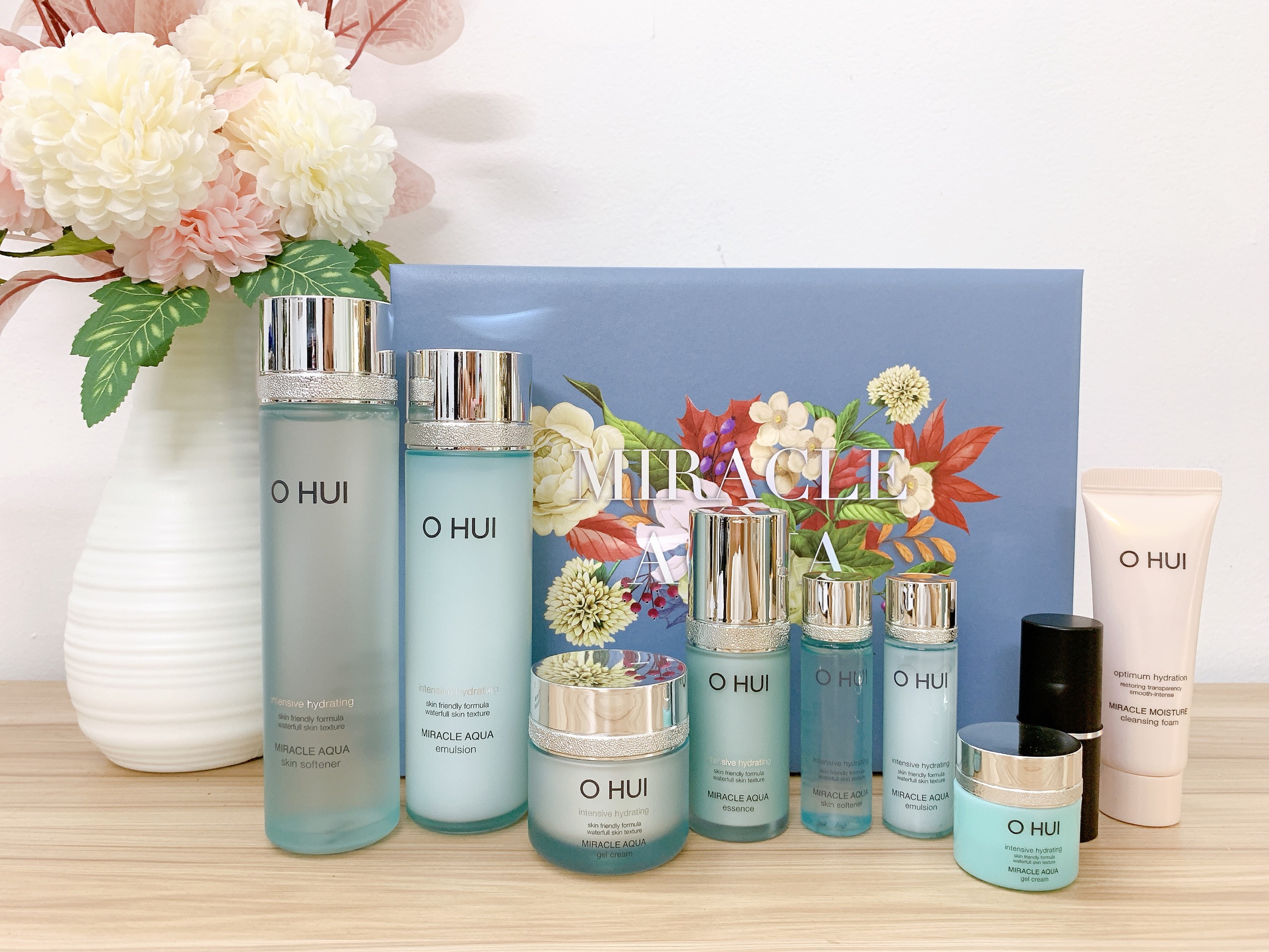 Bộ cấp nước dưỡng ẩm da sáng trong OHUI Miracle Aqua Set