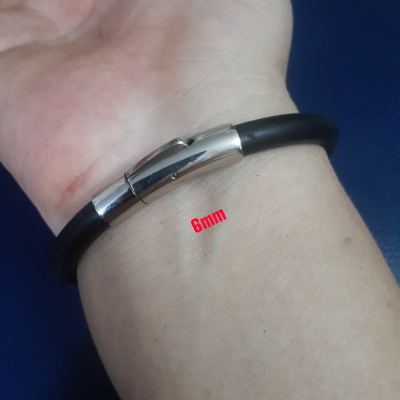 Vòng tay cao su cao cấp 6ly khóa vip bọc khoen inox hình lục giác đem lại độ ngầu cho người đeo
