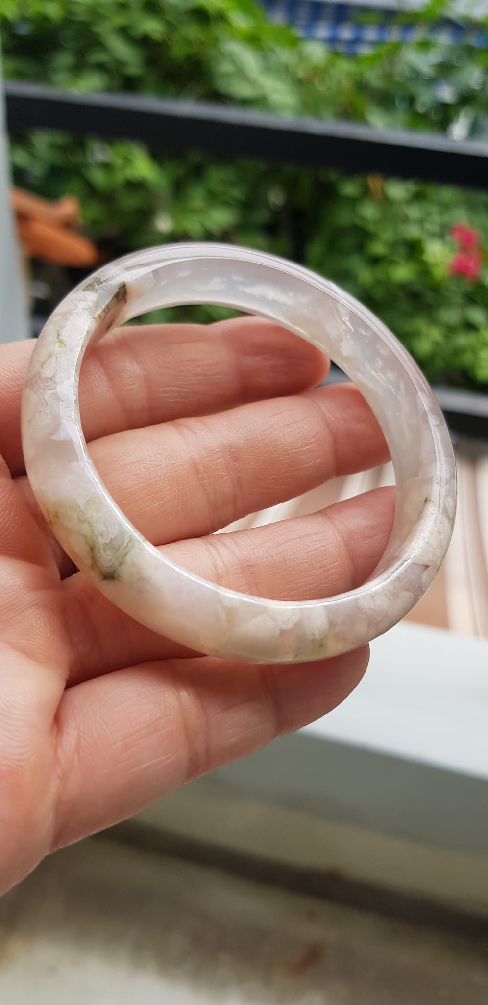 Vòng tay Nữ Bản Hẹ Đá Mã Não Bông Hoa tuyết trắng trong bóng 1 bên đều đẹp  Ni 53mm x Cao 11mm x dầy 6,5mm Nữ mệnh Kim mệnh Thủy 50kg - 54kg đeo xinh đẹp tay ạ