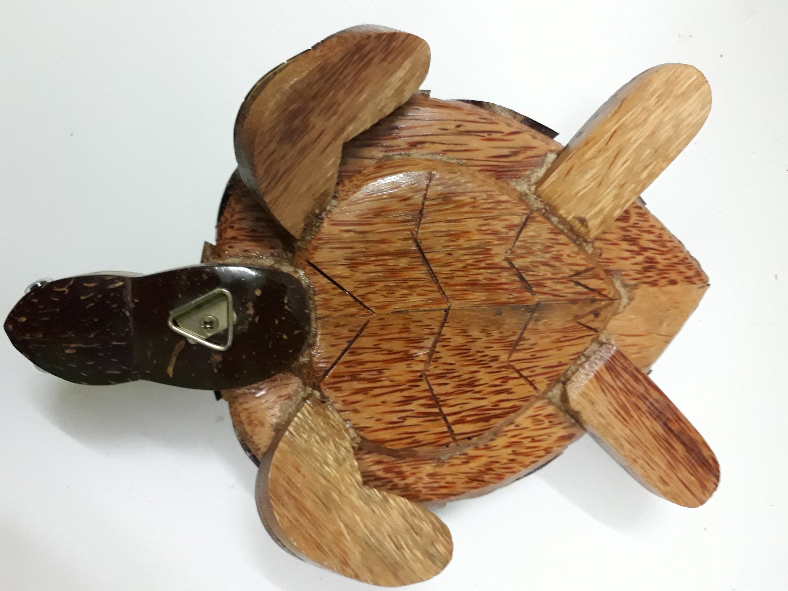 Con rùa làm từ gỗ và gáo dừa ý nghĩa tài lộc trong phong thủy (27 x 19 x 7cm)
