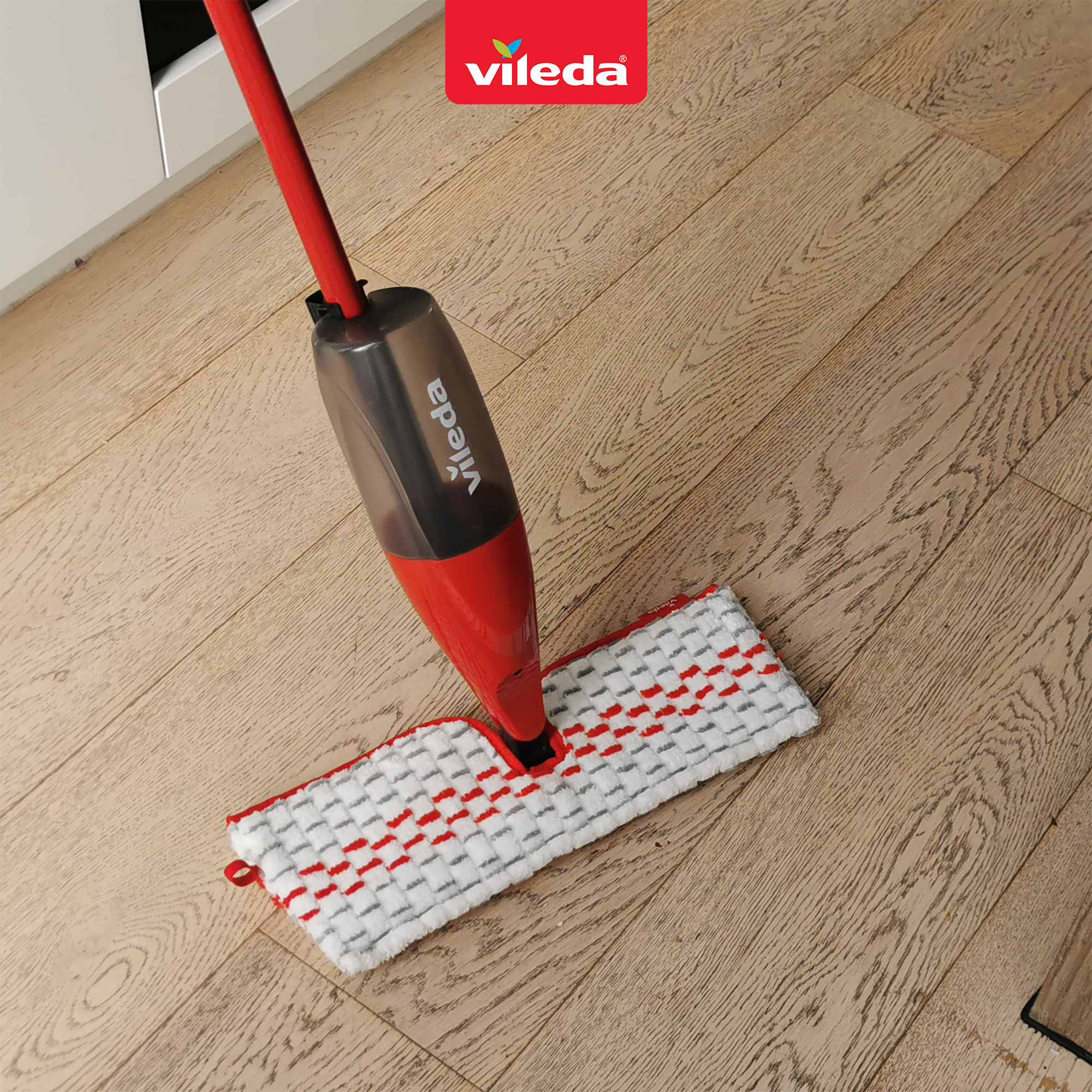 Cây lau nhà phun nước Vileda Promist Max tích hợp 2 tính năng, bông lau Powerzone quét sạch vết bẩn - TSU168026