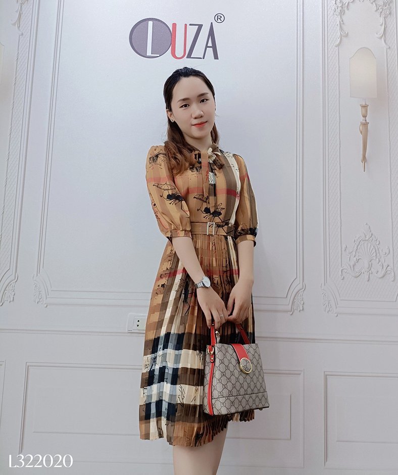 Váy lụa óng kẻ buberry nâu