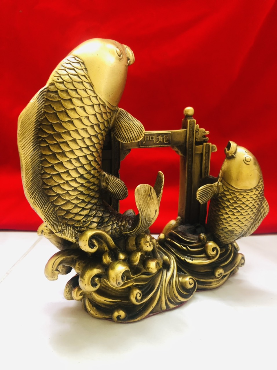 Tượng cá chép vượt vũ môn bằng đồng nguyên chât cao 20cm,nặng 1,8kg,vật phẩm phong thủy thăng quan tiến chức