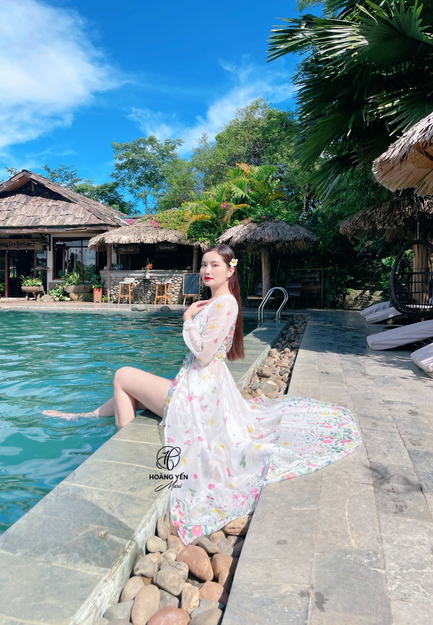 Bikini đi biển + áo choàng đi biển màu trắng in hoa cỏ chất tơ mềm mịn bây bổng HOANGYEN