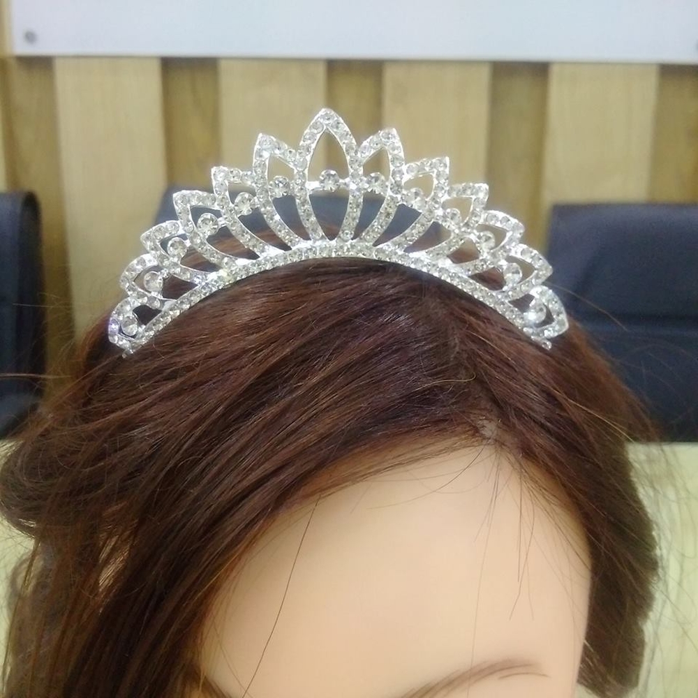 Vương Miện Mỹ Ký Đính Đá Có Lược Cài 75 Số 1, Thiết Kế Sang Trọng, Màu Trắng Tinh Khôi, Đính Đá Trang Sức Nghệ Thuật, Giữ Chắc Chắn Trên Tóc Khi Sử Dụng, Dễ Phối Trang Phục Và Phụ Kiện Khác
