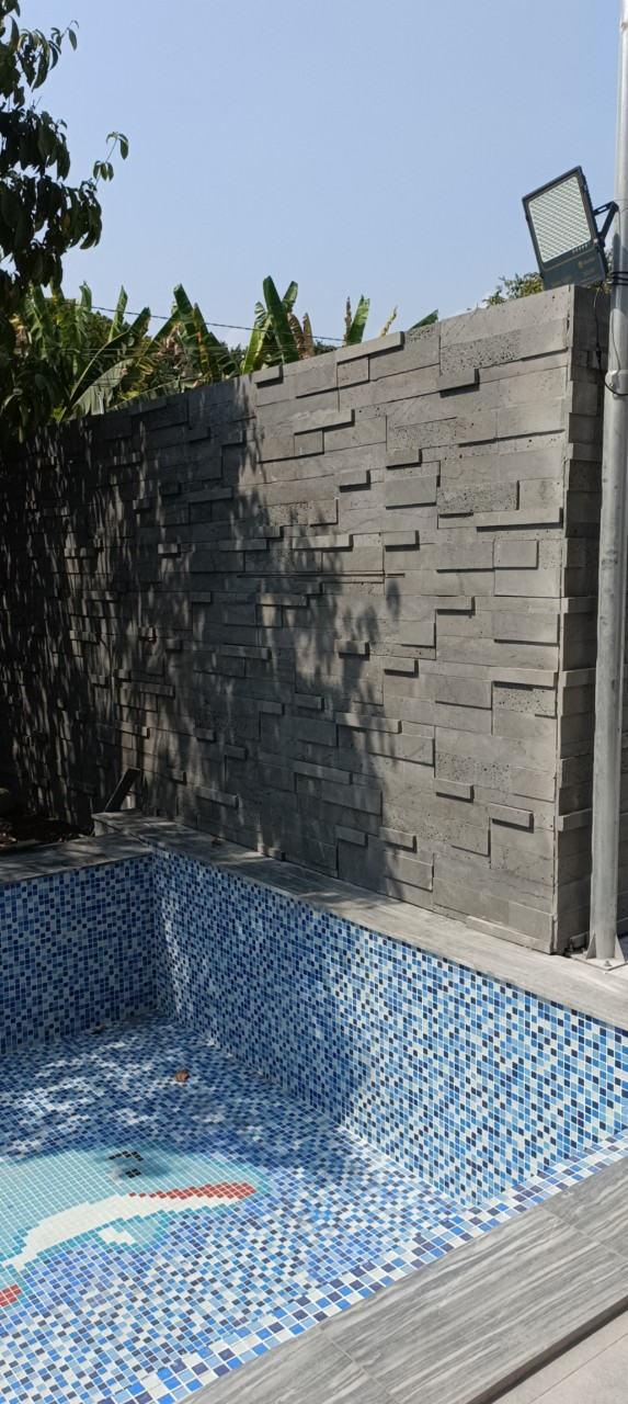 Đá ong xám ghép 3D lồi lõm ốp tường hồ bơi kết hợp chậu treo tường trồng cây độc đáo
