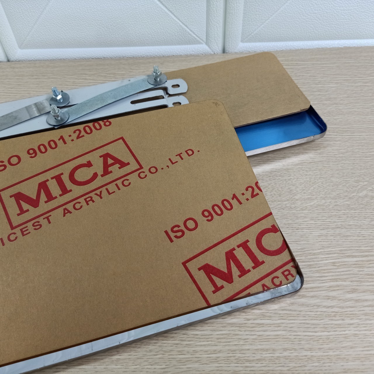 Bộ Khung Biển Số Ô Tô Inox Trước Sau Kèm Mica Đủ Pát Và Ốc