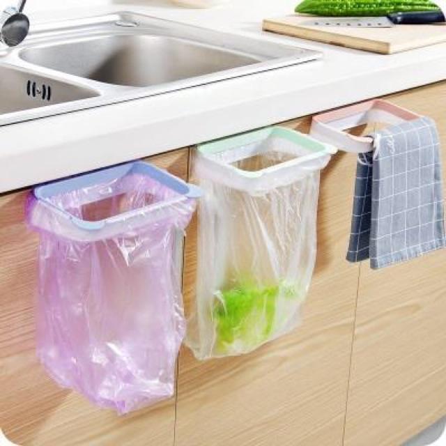 Móc nhựa gài cánh tủ bếp treo khăn hoặc túi nilon đựng rác