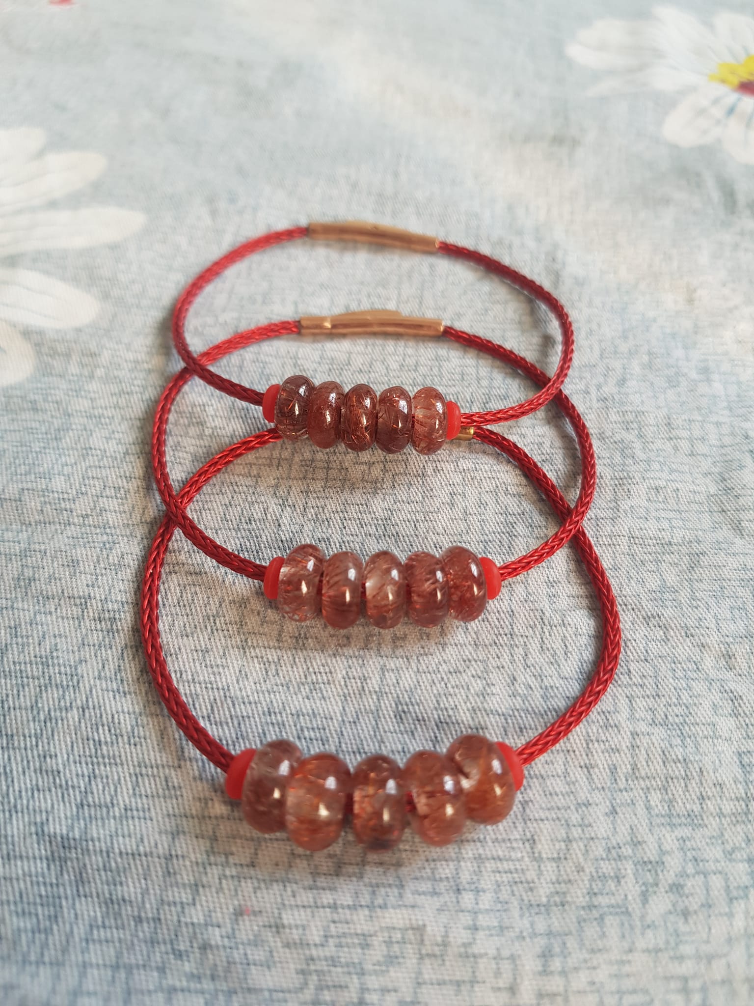 Vòng Tay 5 đồng tiền may mắn kiểu đá thạch anh tóc đỏ tự nhiên dây đỏ tài lộc nữ mệnh hỏa mệnh thổ đeo xinh đẹp ạ