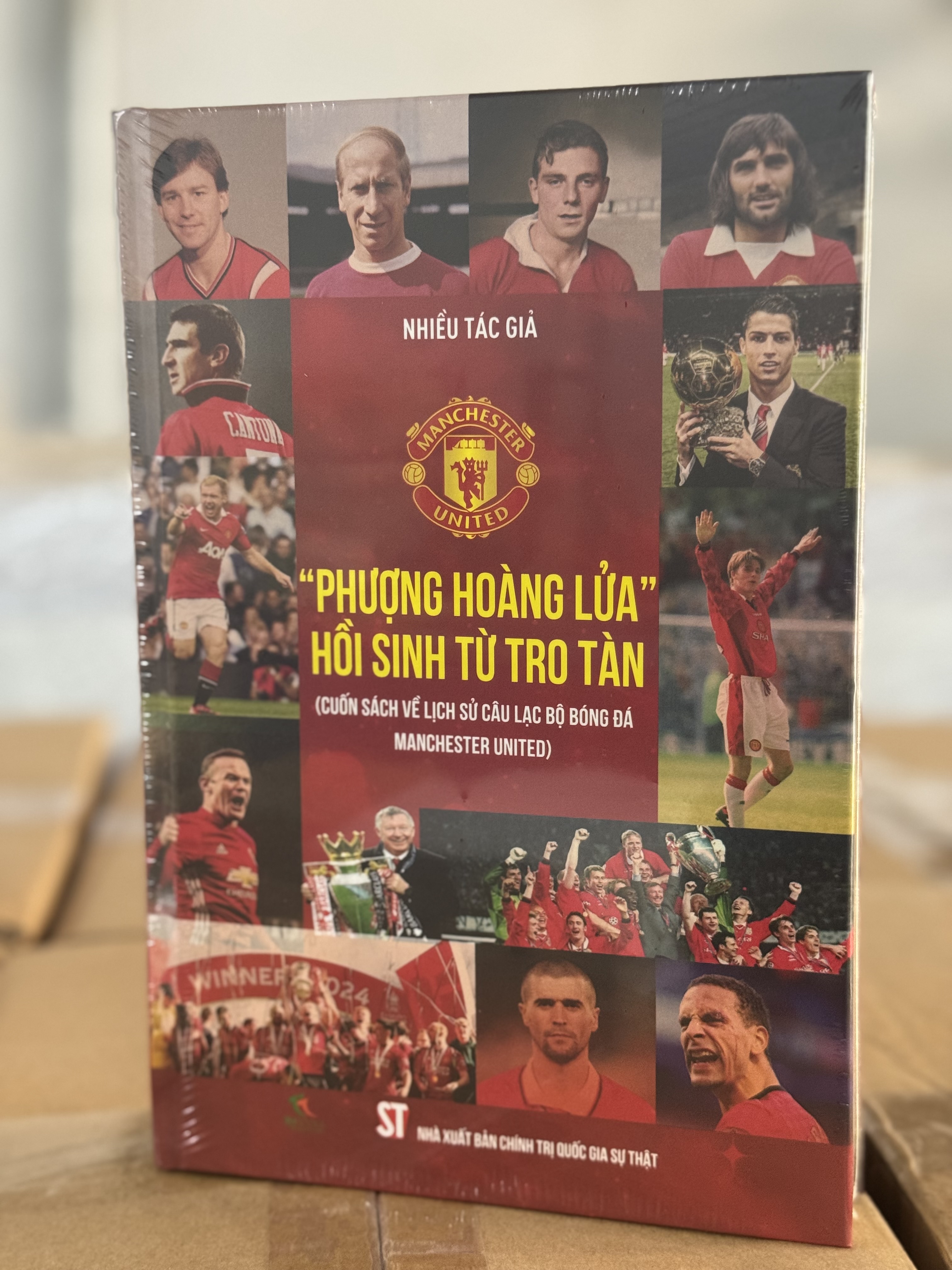"Phượng Hoàng Lửa" Hồi sinh từ tro tàn - Cuốn sách toàn diện nhất về lịch sử Man Utd