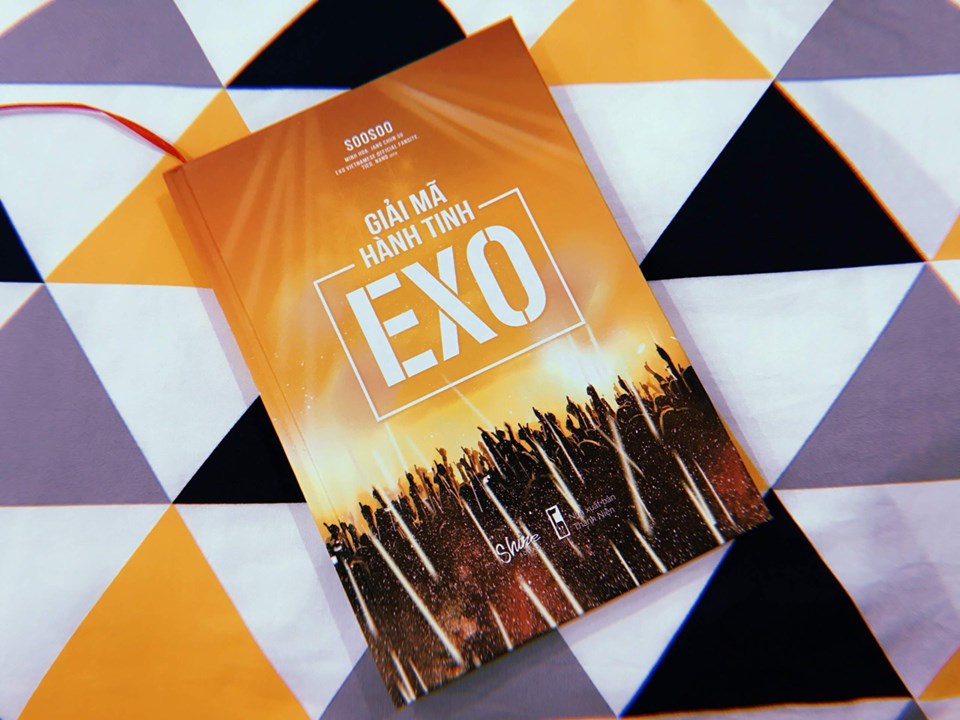 Combo Sách Hot - Số Lượng Có Hạn: Đế Chế SM + Gỉai Mã Hành Tinh EXO (Tặng Kèm Photobook In Màu, Bookmark Happy Life)