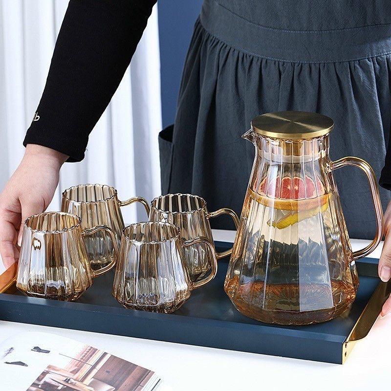 Combo bình đựng nước uống thủy tinh vàng vân sọc kèm khay và giá úp cốc
