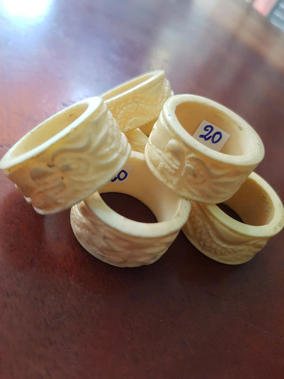 Nhẫn Càn Long Chạm Rồng Nam Giả Ngà hay Xương Mỹ Nghệ màu trắng Ni 20mm Cao 14mm Dầy 3mm Dành Cho Các Anh Nam đeo nhẫn ngón tay cái hay bất kỳ ngón tay nào ni lọt vừa tay là 20mm rẻ vẫn đẹp như thường ạ